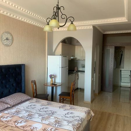 Berapartment With Mountain View Batumi Exterior photo